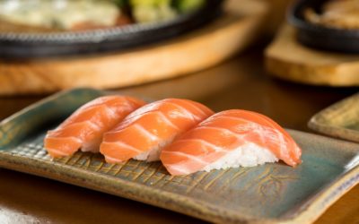 Quais as diferenças entre salmão selvagem e salmão de cativeiro?